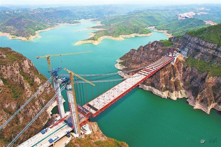 济新黄河大桥迎来关键施工节点从河南日报获悉，日前，世界首座地锚式回转缆悬索桥—