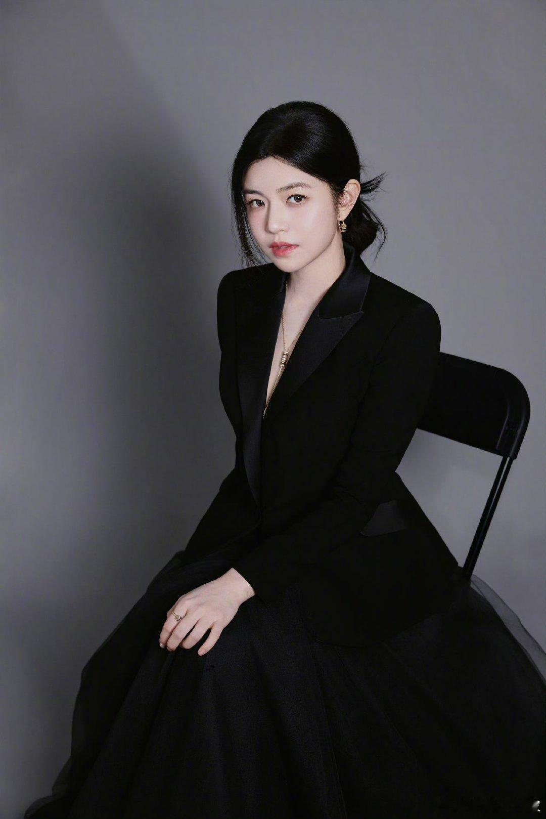 陈妍希给粉丝展示美甲有求必应的陈妍希也太圈粉了！粉丝的小要求马上满足，展示美甲