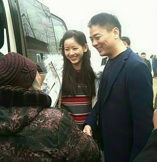 刘强东章泽天刚在一起那会多甜啊，现在感觉肢体交流好少。是不是很多夫妻都这样呀？时