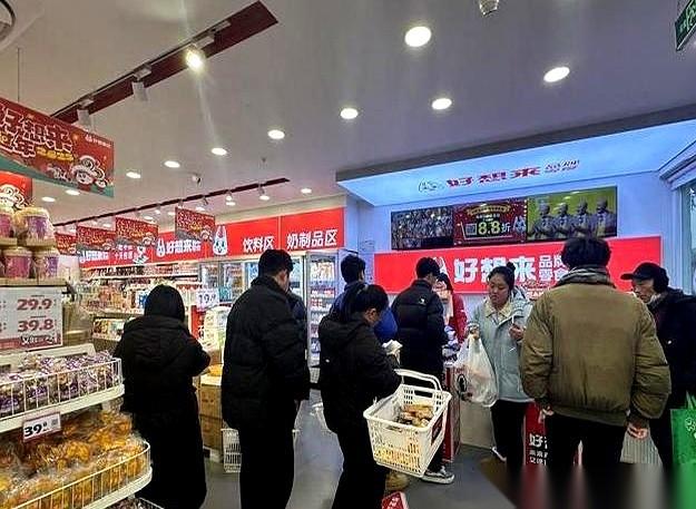 眼下开遍大街小巷的量贩零食店，压根就不是靠卖零食赚差价的。货架最显眼的位置，摆