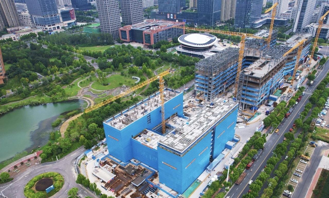 中国科大科技商学院项目位于合肥市高新区创新大道与燕子河路交口西北角，总建筑面积