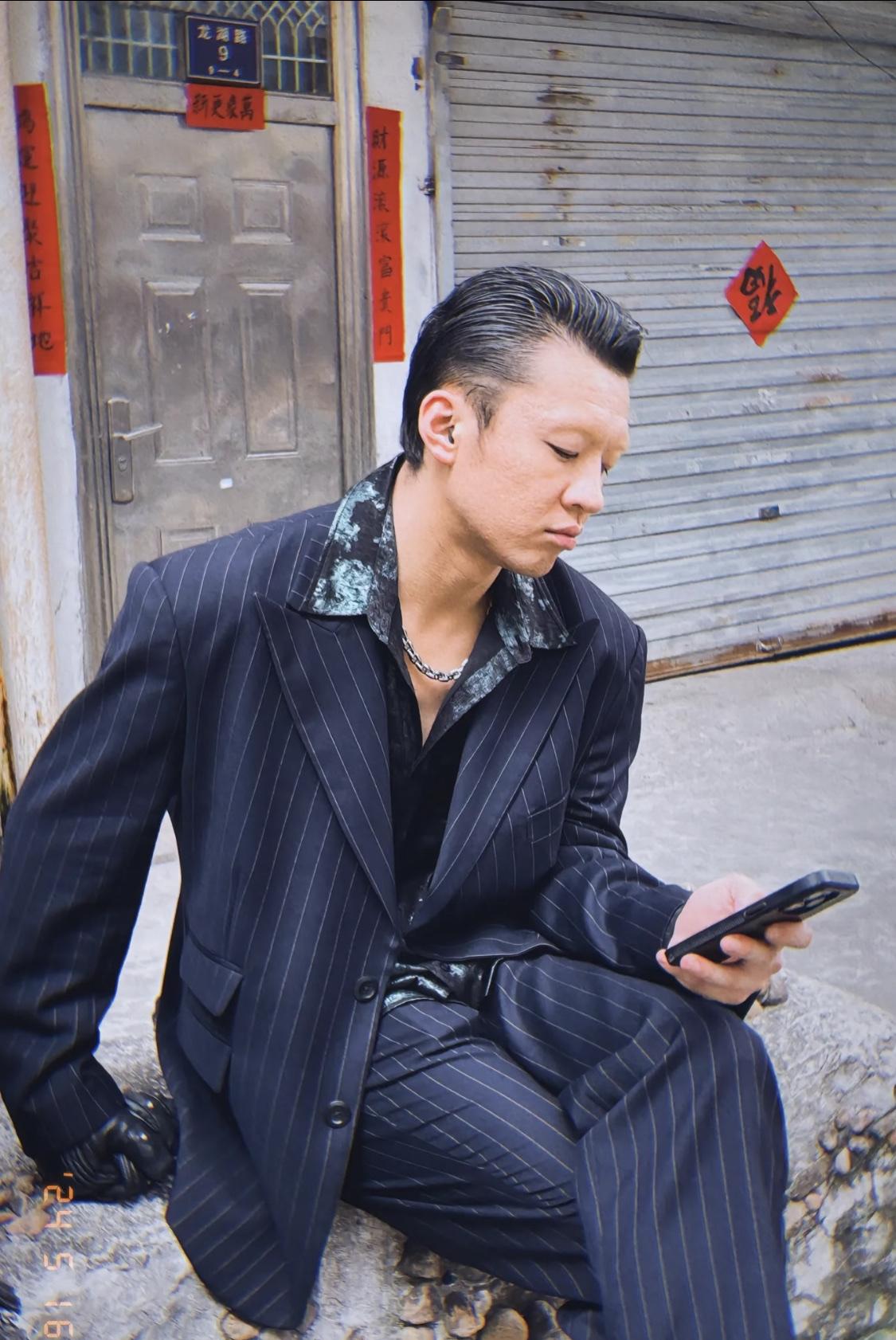 熊黑问导演该怎么演，导演说凶救就完事了，然后发现熊黑看着不够凶，于是熊黑的眉毛就