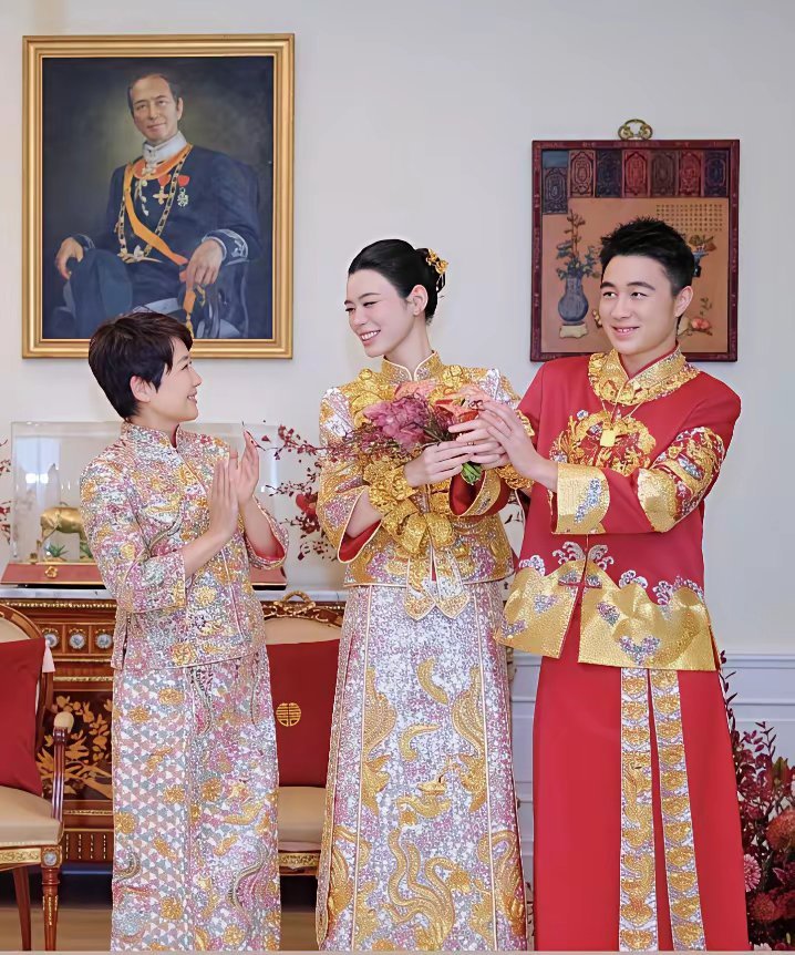奚梦瑶何猷君中式婚服，原来有钱人家的龙凤褂都金光闪闪……不得不说奚梦瑶也是嫁的很好了。​