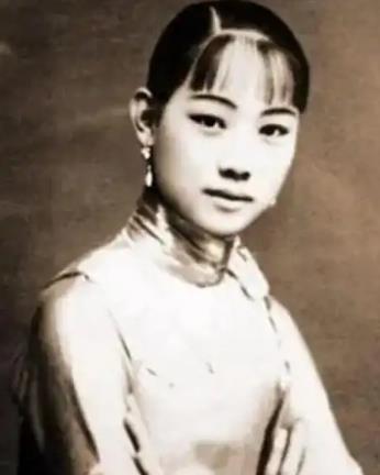 1939年，白兰花和她闺蜜宋霭龄的儿子，在马尼拉成婚。得知此事的宋霭龄气得浑身颤