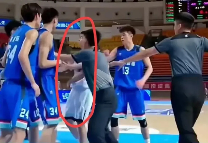 破案了，U21辽宁山东冲突的罪魁祸首是白衣服这小子。本来蓝队防守犯规裁判已经响哨