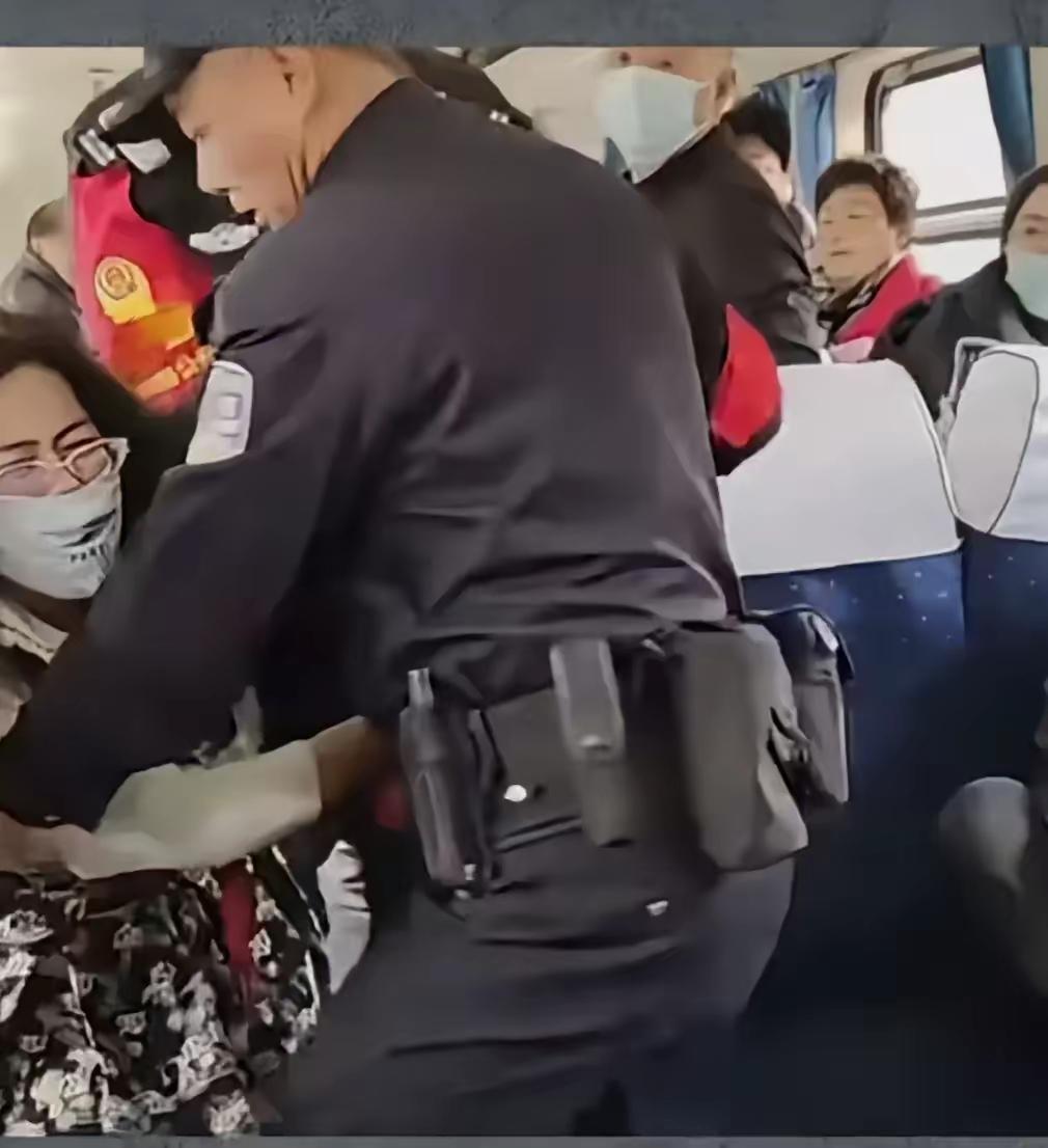 火车上这一幕看得人实在憋气，十五岁小姑娘手持正规座位票上车，却被持站票的女士