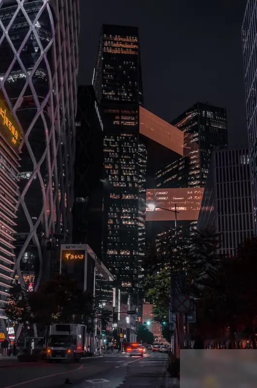 为什么说深圳已经和别的城市严重脱节了？因为它实在是太发达了！但我认为，深圳