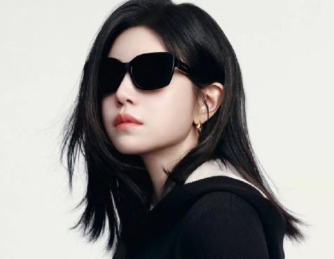 原来这次陈妍希晒出一组米兰看秀随拍黑大衣配豪车的造型又飒又美，瞬间戳中网友审美