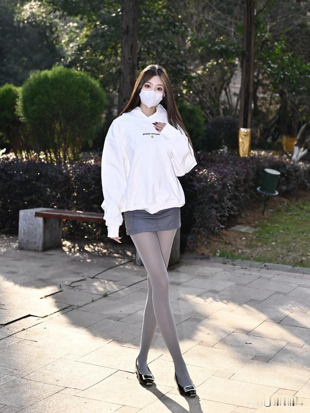 哇哇哇，灰袜配裙真的是绝了！冬天我靠这双“厚灰袜”炸街，显瘦又暖和！姐妹们，