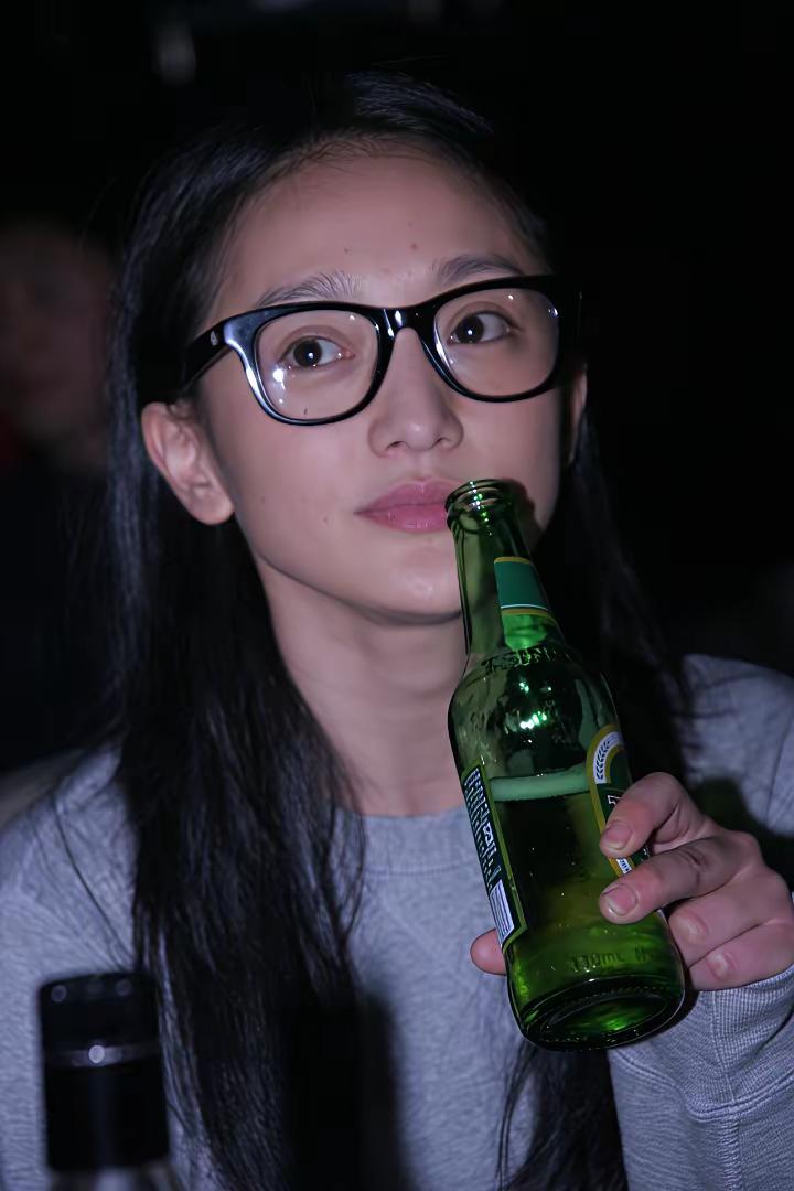 你肯定没见过这样的周迅和桂纶镁，纯素颜都戴着眼镜😳​​​