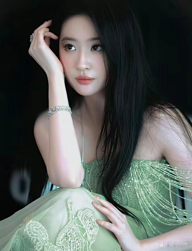 刘亦菲绿钻礼裙亮相周身闪钻晃眼美成仙。裙身缀满闪钻似揉碎的星河贴在衣上，冷白皮衬