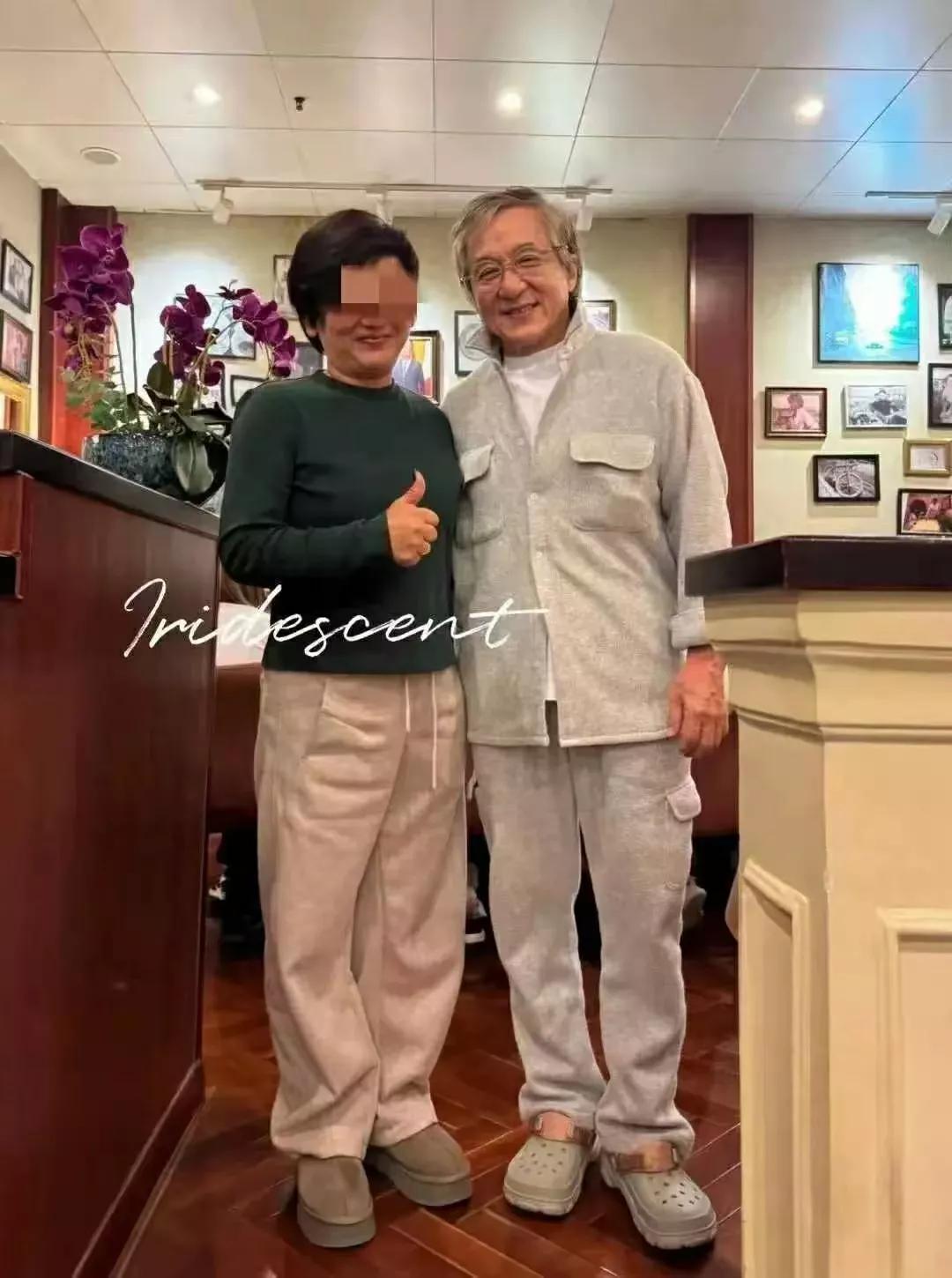 成龙71岁近照引热议：洞洞鞋展露随性本色手臂状态显岁月痕迹近日，一组成龙在片