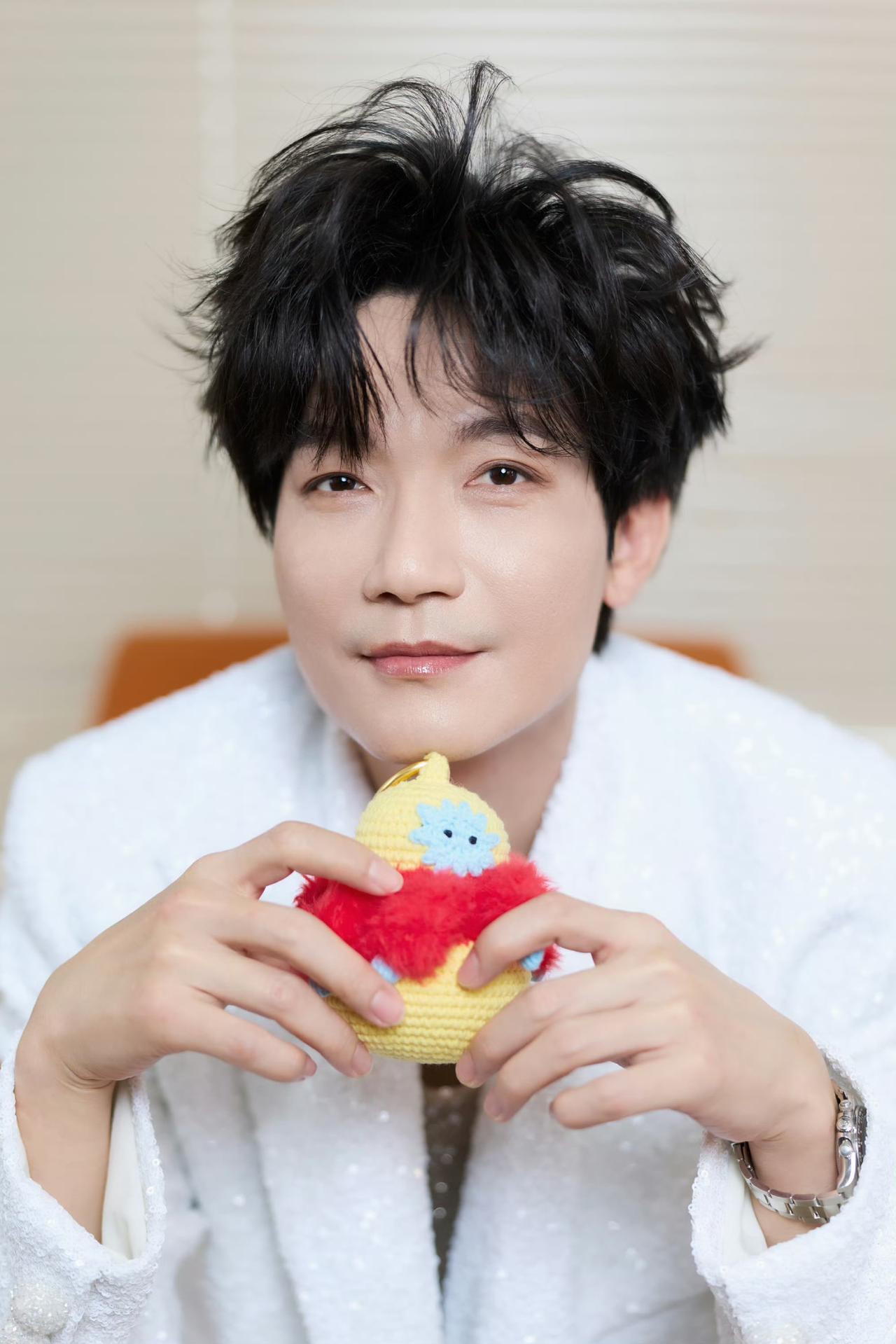 陈楚生最新照片，真的很难想象这是同一个人，百变！有时温暖，有时冷酷，有时清冷