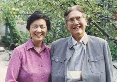 1973年，乔冠华和章含之不顾年龄的巨大差距以及儿女的强烈反对，毅然决然走到一起