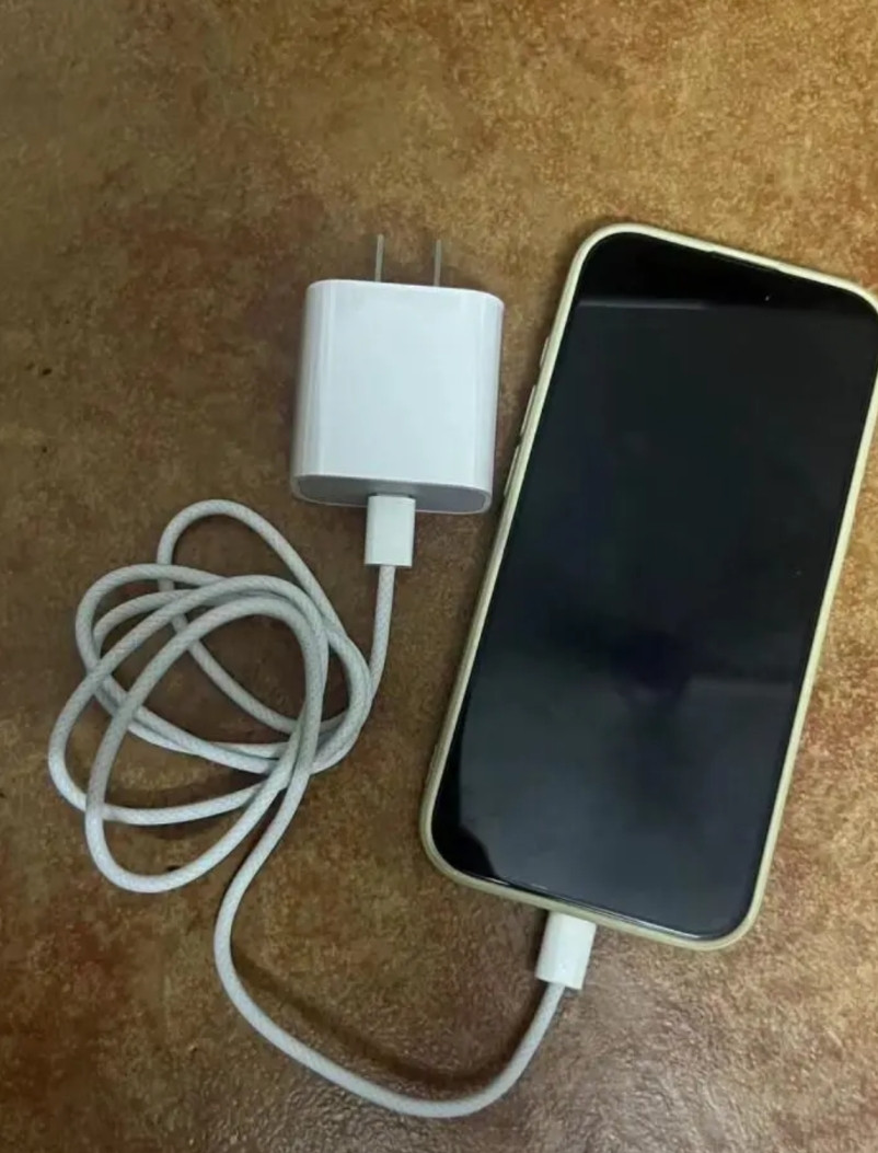 前几年iPhone配件先是取消了耳机，然后取消了充电器，有几个安卓厂商也开始跟风
