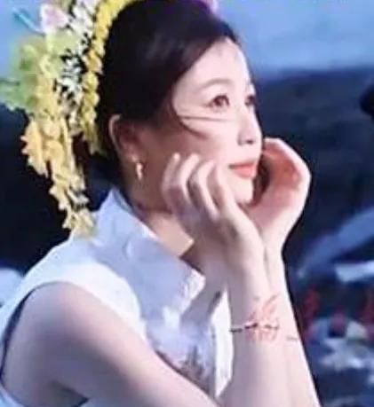 一直以来，印象里虞书欣都是舞台上闪闪发光、造型精致的爱豆，或者是荧幕里娇俏灵动的