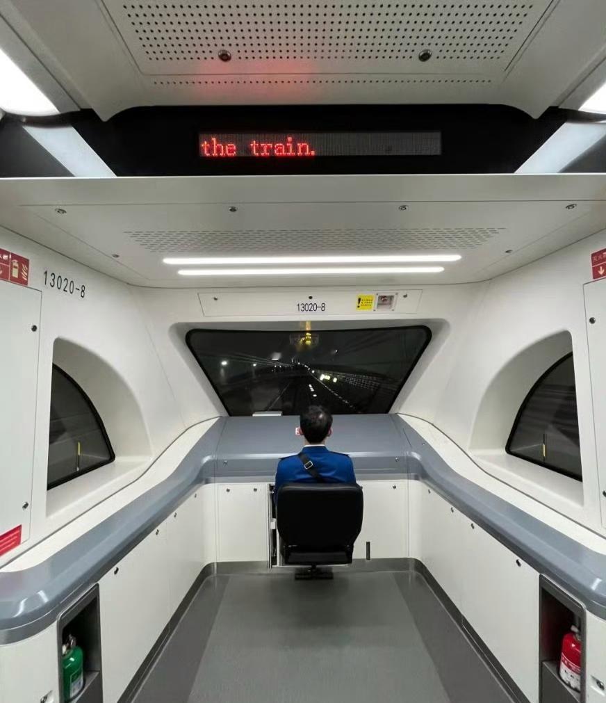 成都地铁还是太超前了第一次遇到这种驾驶舱视角有种科幻感的