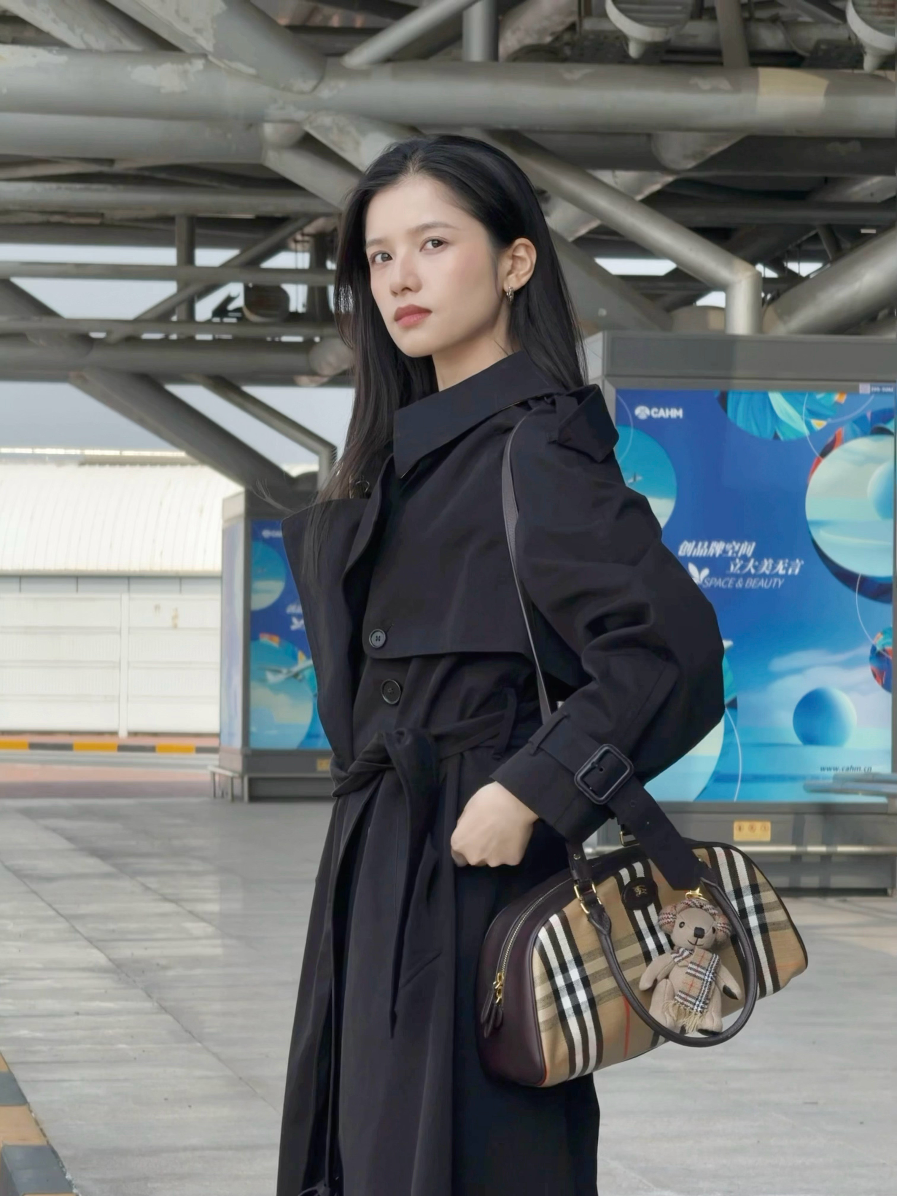 张婧仪黑色风衣亮相机场张婧仪黑色风衣亮相机场简直就是好像在走t台一样！又美又飒