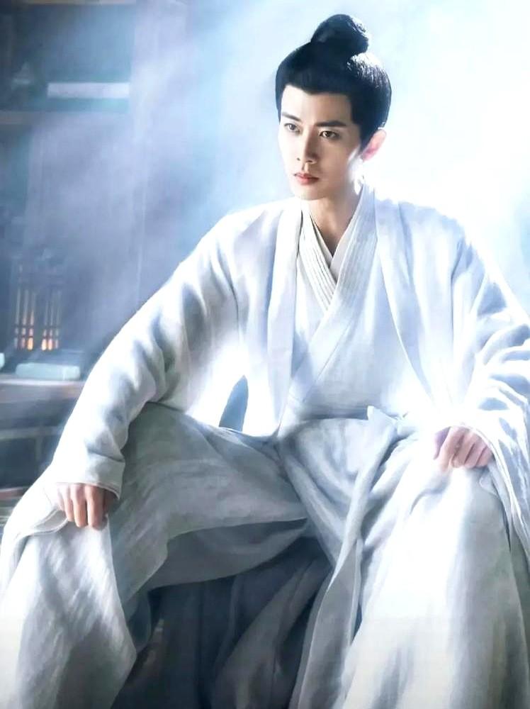 任嘉伦新剧《佳偶天成》一开播，热度是真高，争议也是真大。有人说他快四十了演少