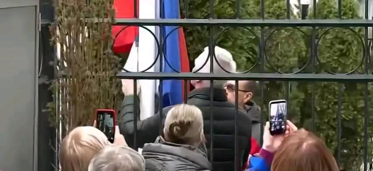 《费加罗报》报道，当地时间23日，波兰外交部通报，当天华沙已派遣安全部门特工，协