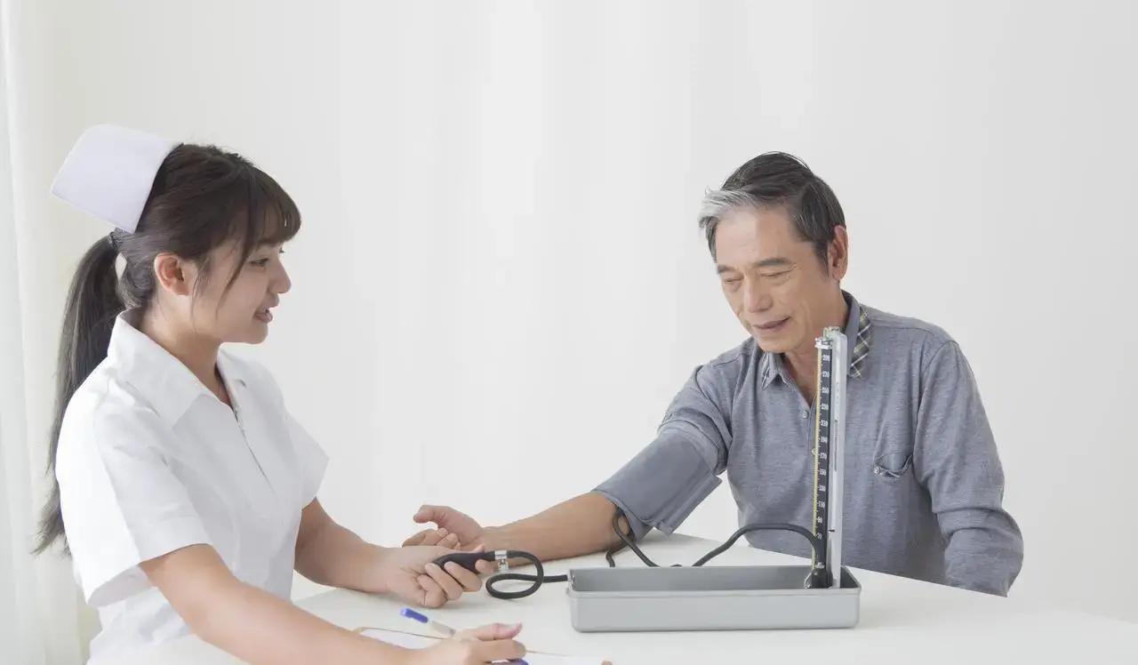 清晨醒来第一杯温水，是许多人的养生习惯，却可能对心脑血管帮或添乱？医生提醒，这取