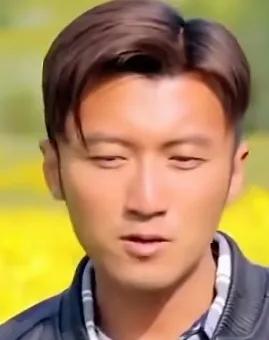 歌声里满是对真心的追念。谢霆锋唱给张柏芝的这些话，藏着未说尽的深情——不是比较谁