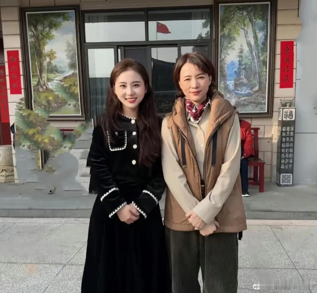 53岁董卿新年回江苏探望亲戚，她身材高挑，面色红润，皮肤紧致，她穿衣打扮时尚大方