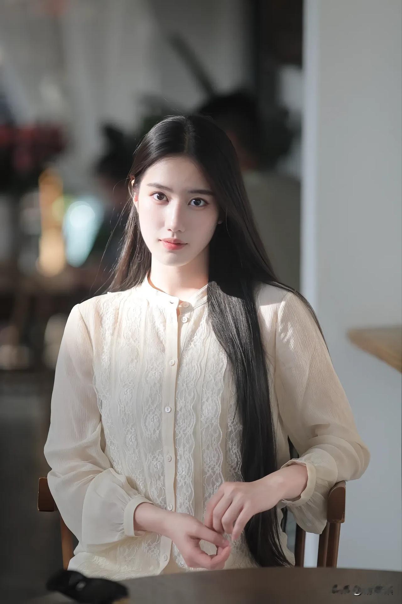 温柔甜美的少女，在阳光下的静谧时光。