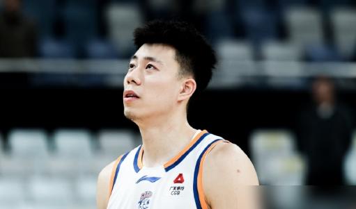 《篮球的残酷与荣光：张镇麟与崔永熙的伤痛对决》