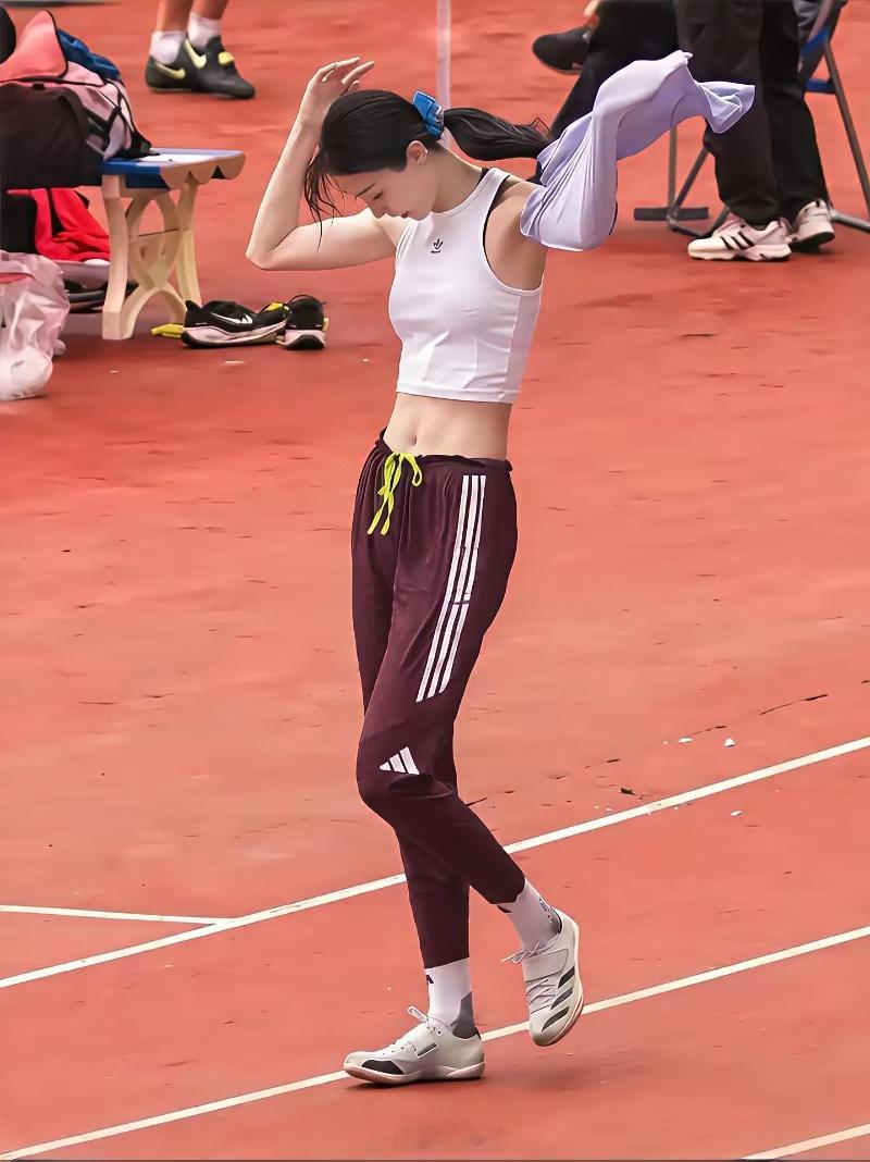 别人跳高用技术，胡麟鹏靠“天赋”。这腿长是真实存在的吗？镜头都快装不下了，建议直