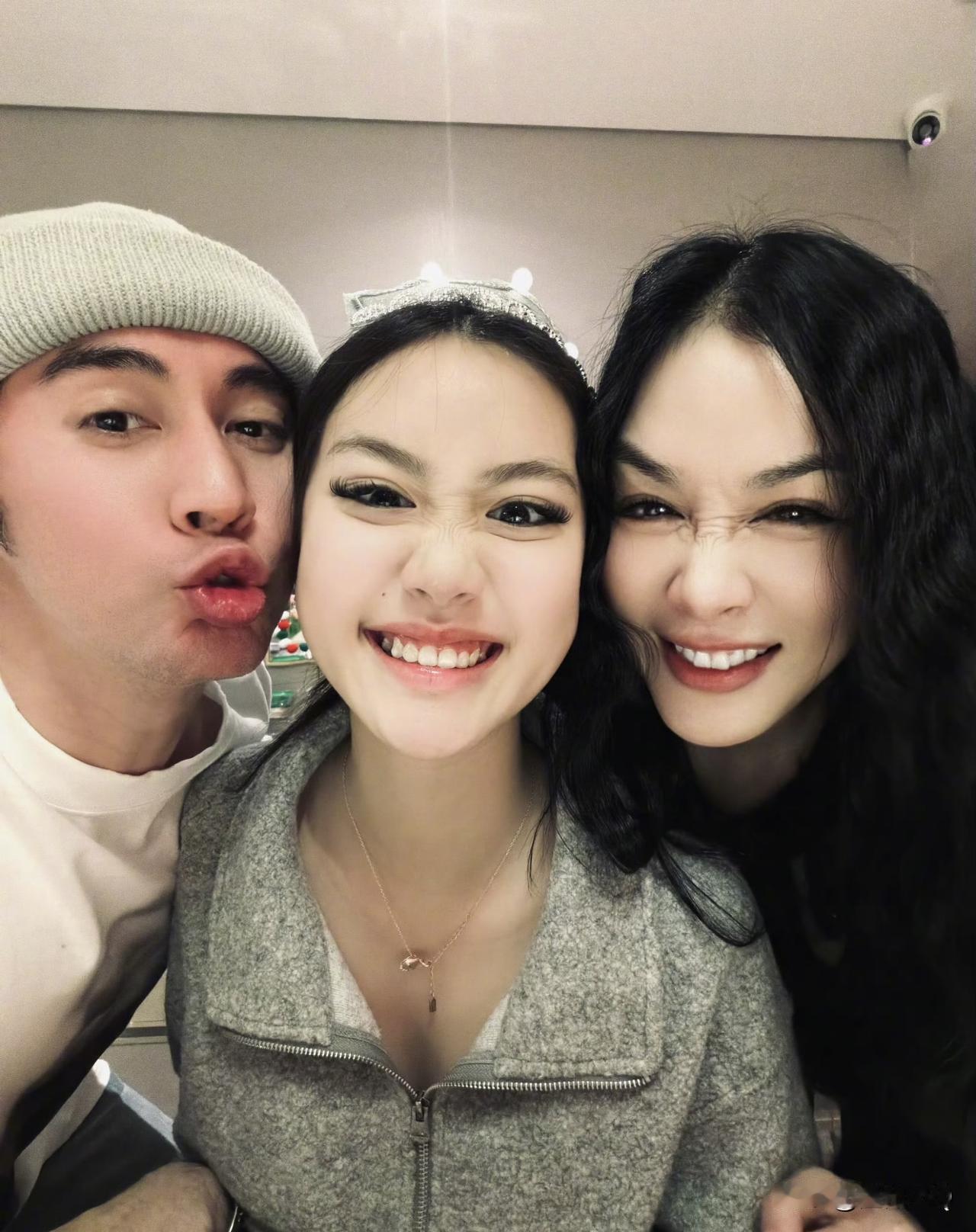 钟丽缇张伦硕夫妇为小女儿Cayla庆生16岁生日，一家三口搞怪拍照，画面太和谐了