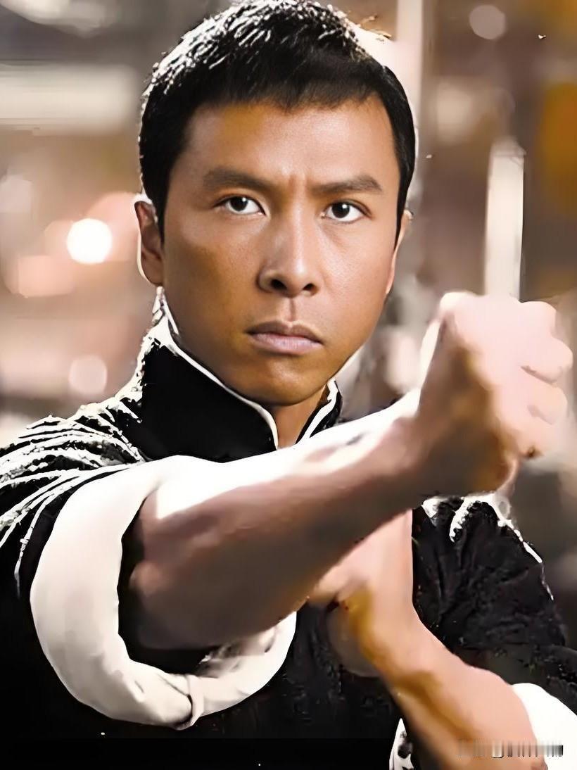 2008年，落魄的甄子丹遇见黄百鸣，没想到竟然改变了自己的命运。那时，甄子丹片