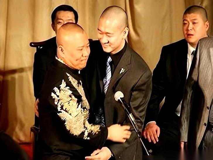 凌晨三点还在直播。我有时候刷到，都替他累。一个月200万真金白银地往里填，就