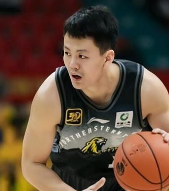 辽宁男篮交易得到姜宇星，据媒体人导演我躺哪透露，辽宁男篮送出了刘雁宇的租借权和赵