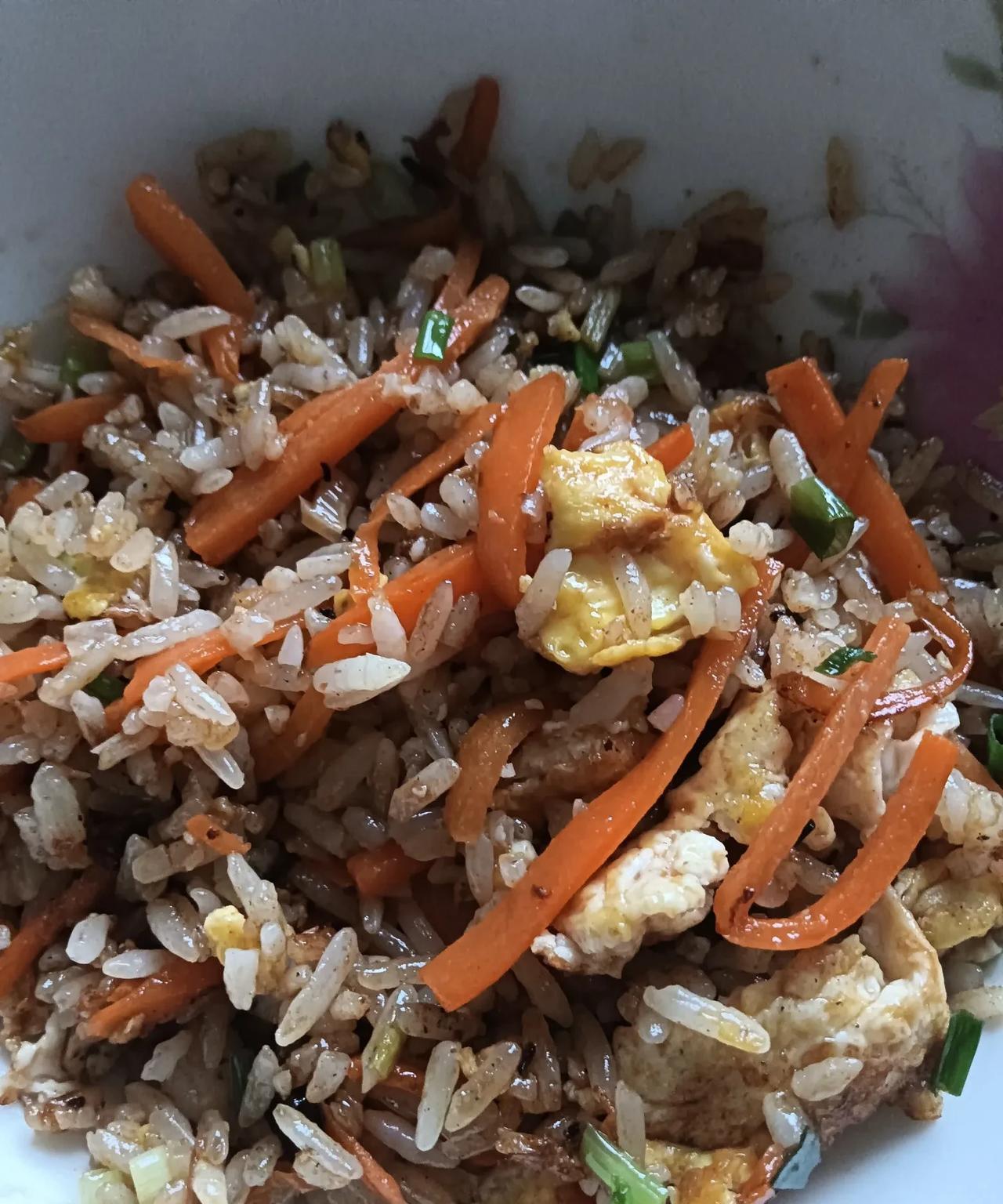 和朋友聊天时他问我早饭吃的什么我顺手就把早上做的蛋炒饭拍给他看他问我你的