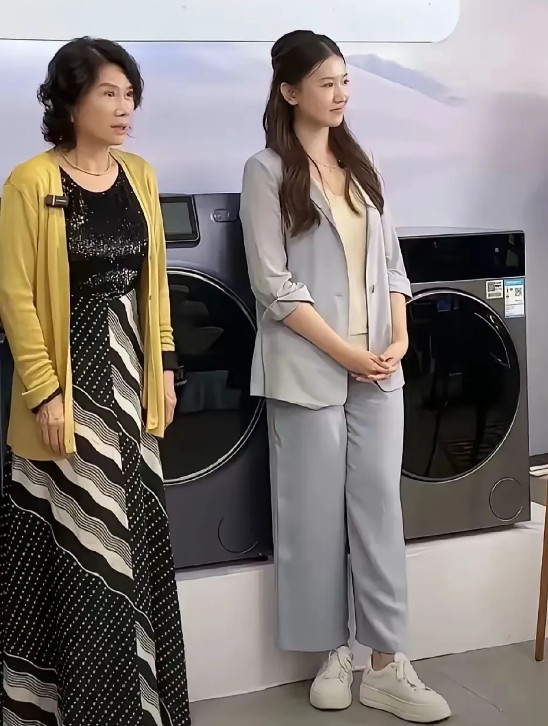 董明珠还是太和善了，面对曾经自己手下的兵，还是忍不住想交给她一些为人处世的道理。