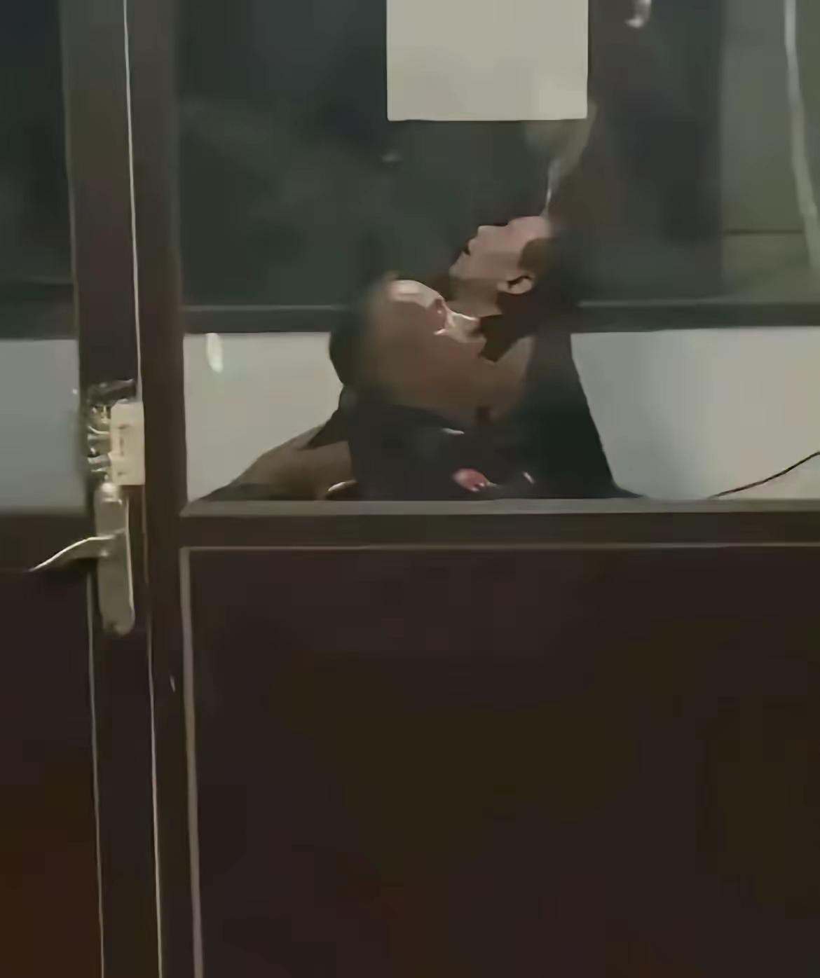 挣钱不多，睡觉娱乐！小区保安挣钱不多，睡觉娱乐成了常态，其实背后满是无奈。很多