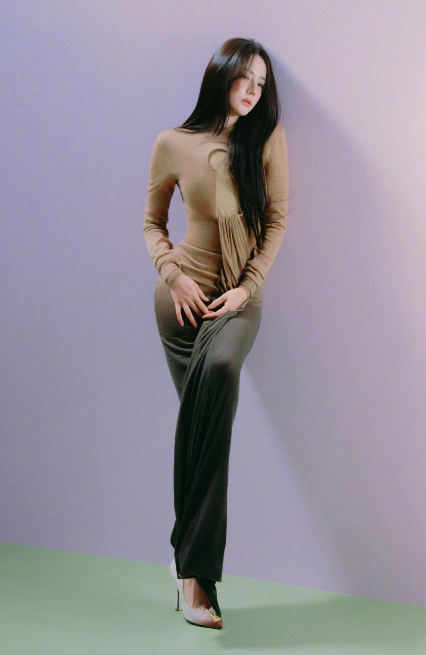 迪丽热巴拍摄导演助理巴巴迪丽热巴写真照片。以前总觉得她是个甜美活泼的小女生，但这
