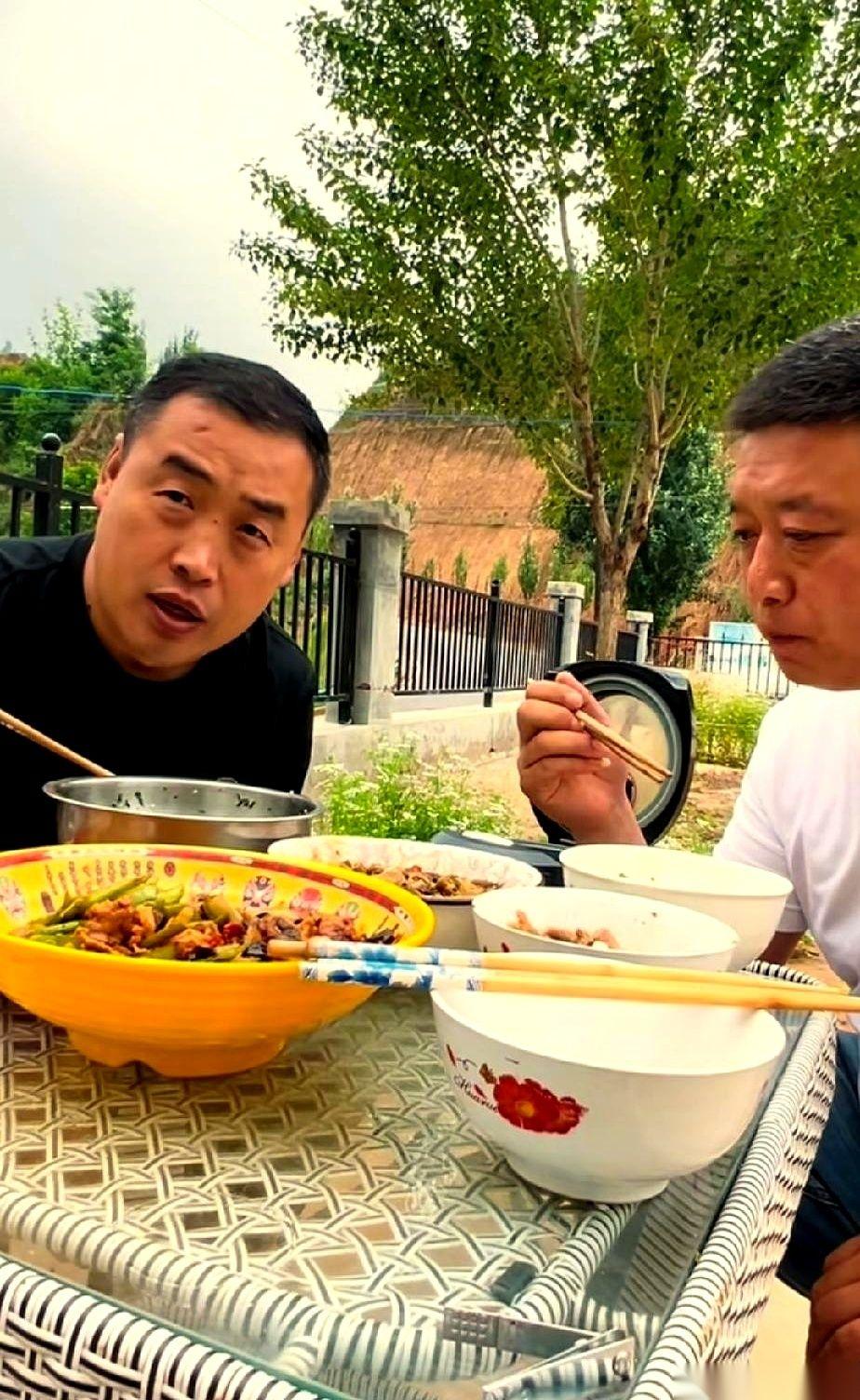 贺哥家的饭刚端上桌，门就开了。白哥一声不吭地站在门口，没提前打招呼。他脸上没啥