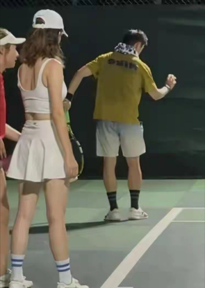 郑恺和老婆晚上去打网球，苗苗露腰又露腿，身材太好了，皮肤好白​​​