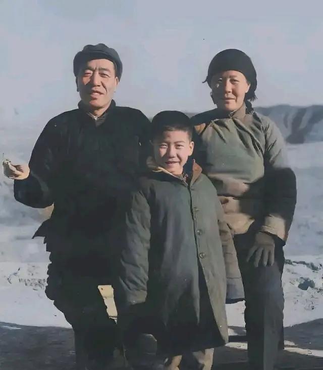 陈永贵当了副总理后，得知毛主席也不喜欢等级制，所以，即使在大会堂开会，仍穿老农民