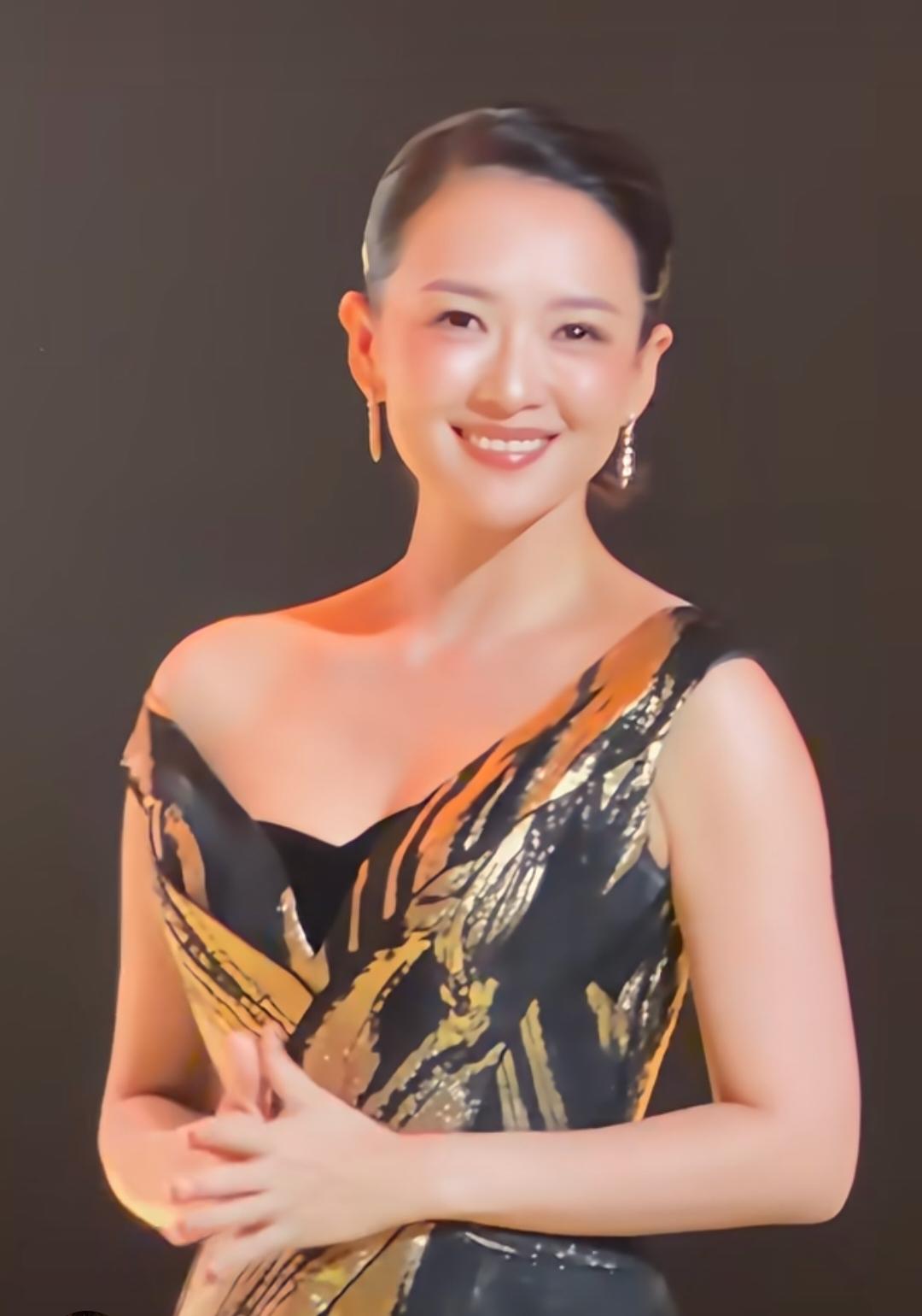 她自己接受采访说是为了新剧增肥了，咱就说胖也不能胖的这么好看吧！反正比之前状态