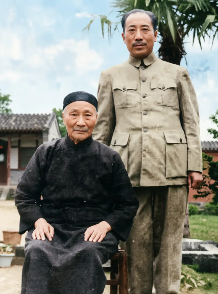 这张彩色修复老照片拍摄于民国时期，坐着的老者是戴笠的母亲蓝月喜，尽显江南旧式妇人