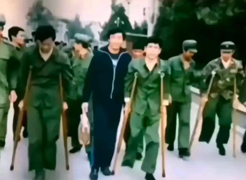照片中是参加1987年1月7日的“黑豹行动”幸存者。​老山前线