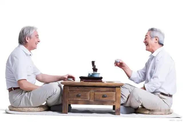 退休后两亲家的反差：老总不如老师老张和老李是两亲家，常在一块儿喝茶聊天。