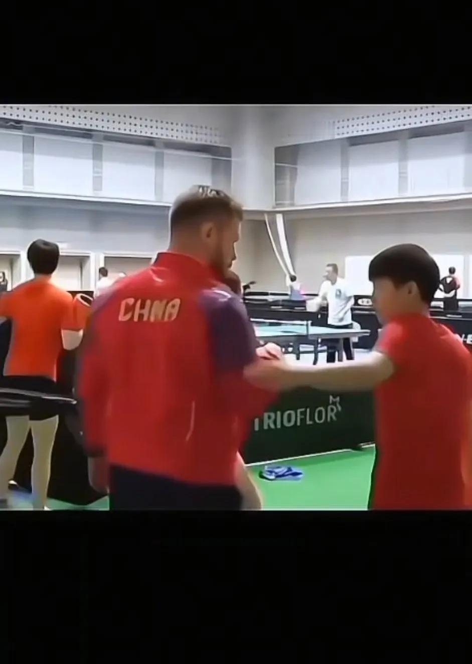 莎莎是不是把鼻涕擦他身上啦[大笑]最佩服小莎这种和谁都能处成哥们的能力[呲牙笑]