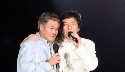 2014年，成龙打电话给赵本山:“老赵，过几天是我60岁大寿，你一定要来哦，不过