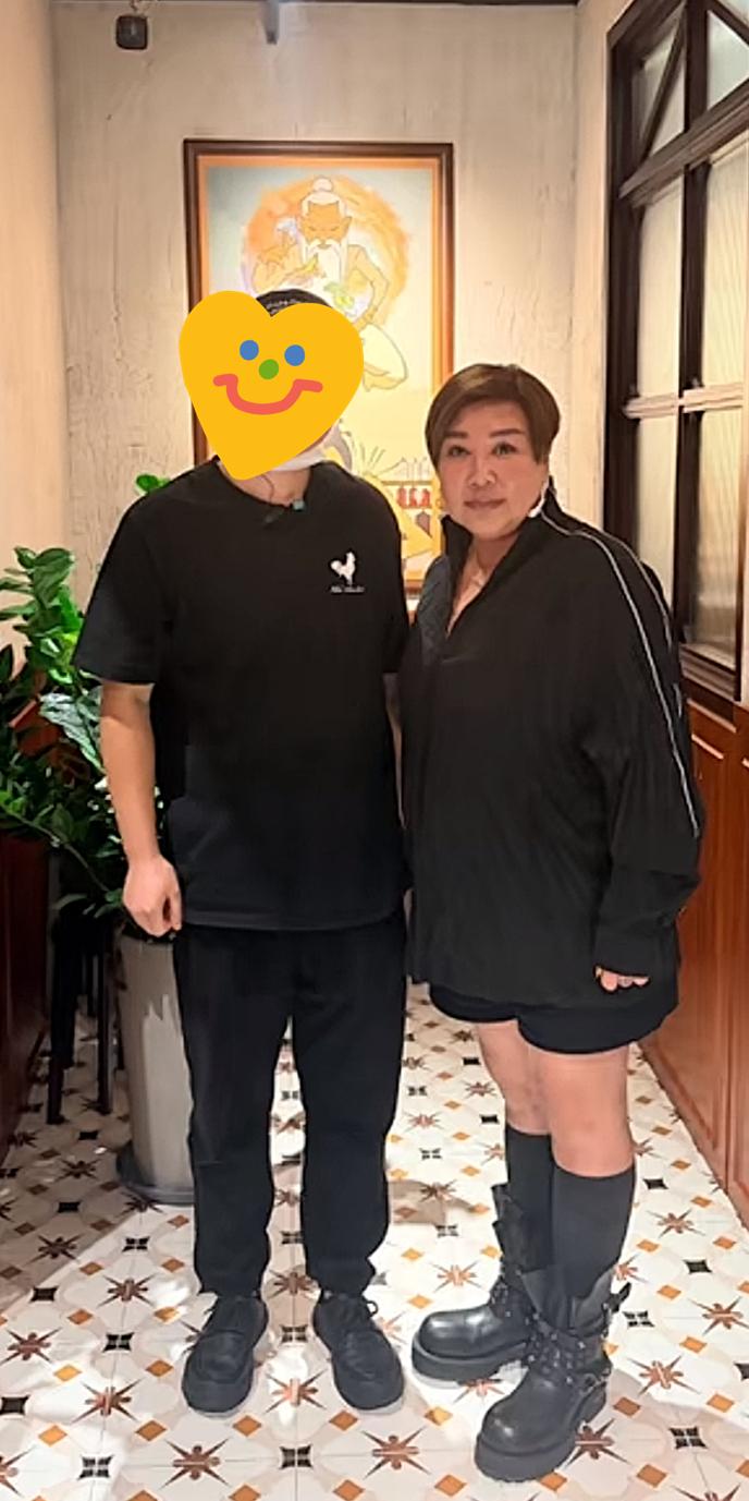 德云社董事长王惠被网友偶遇，穿着低调人明显瘦了，郭汾阳跟着未见郭德纲同行！德云社