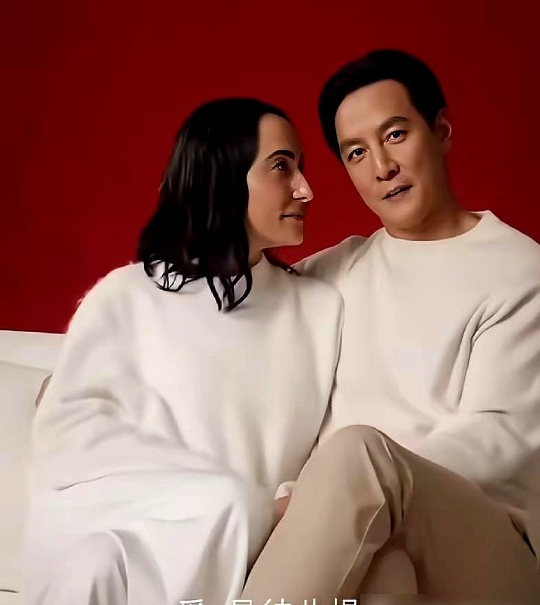 51岁的吴彦祖发了张老婆全素颜的同框照，眼角褶子清晰可见。时隔23年俩人再次合体工作，没开磨皮，没找