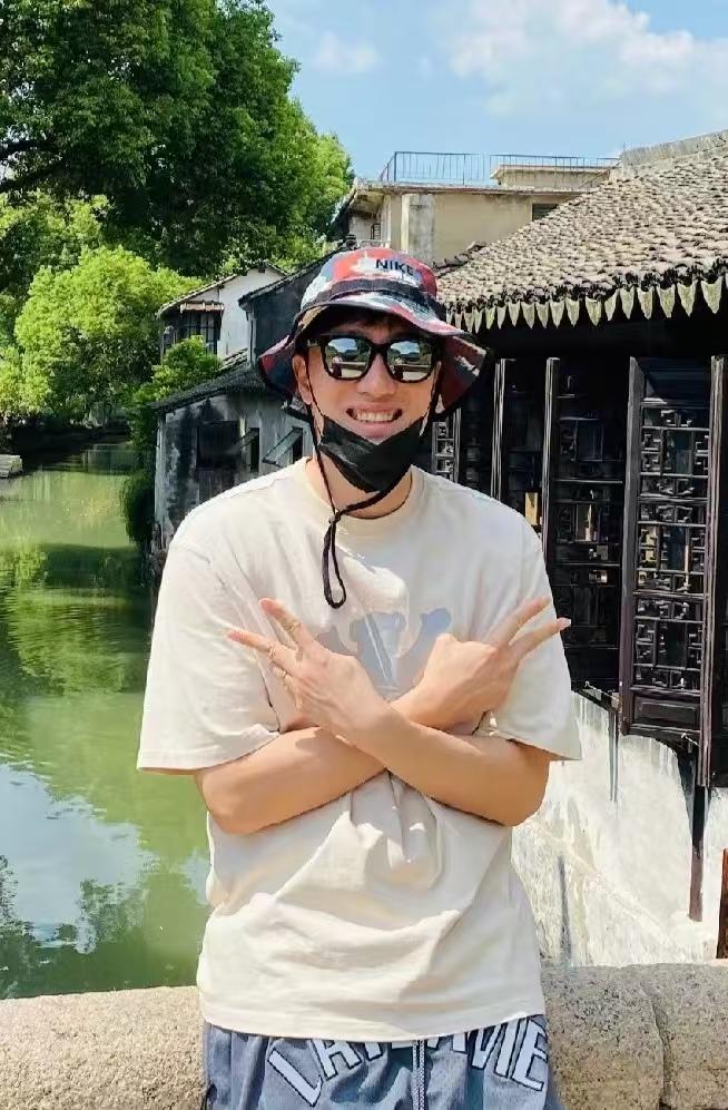 刘翔也是没想到退役十几年了，还能因为一条踏春视频，让全网为他的身高吵翻了天